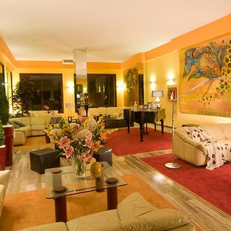 Hotel Corona Милано Мартима Екстериор снимка