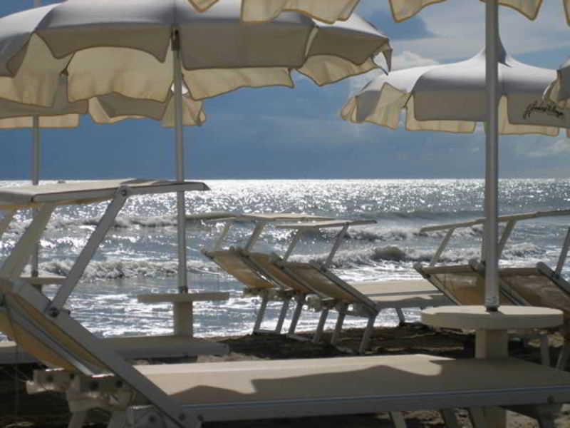 Hotel Corona Милано Мартима Екстериор снимка